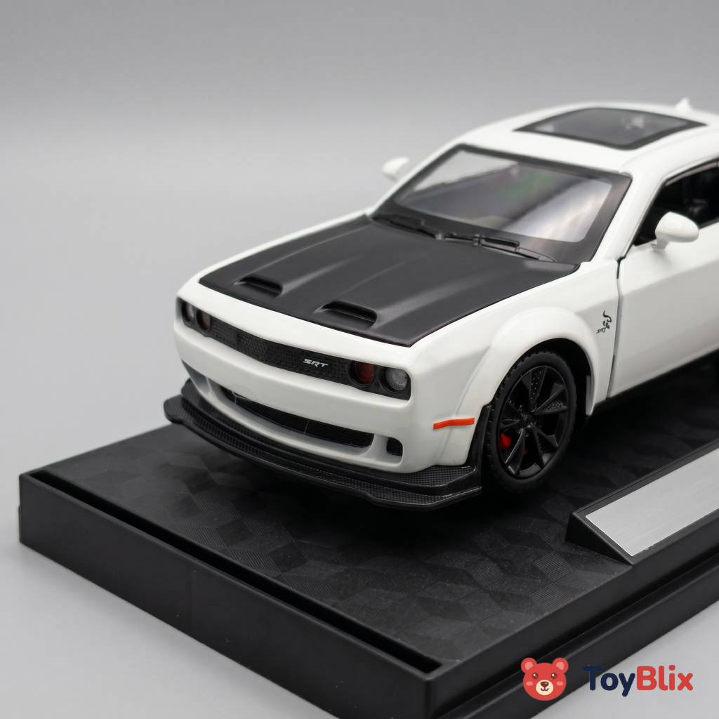 Dodge Challenger SRT Hellcat Premium 1:32 Scale Die-Cast Muscle Car