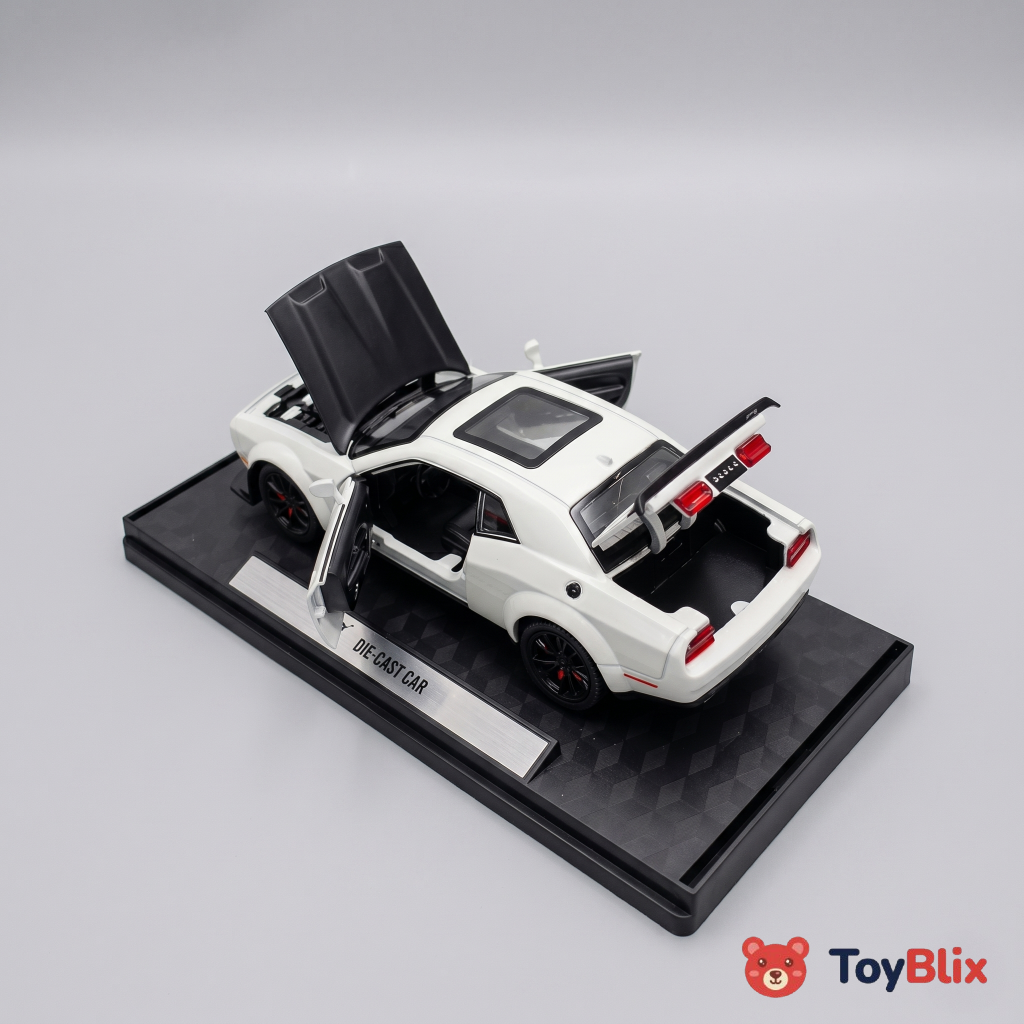 Dodge Challenger SRT Hellcat Premium 1:32 Scale Die-Cast Muscle Car